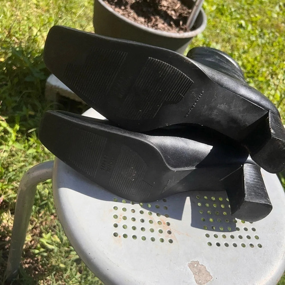 Stuart Weitzman7.5AA, rear zip closure, Black leather2.25” heel booties, - Picture 6 of 7